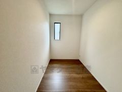 キッチン裏にはフリースペースを設けました＾＾稼動棚をつけても良し、ラックを買って置くも良しですね＾＾