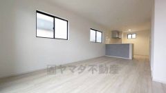 おしゃれな色合いのキッチンを中心とした開放的なリビング。お友達や親せきをお招きするのも楽しみです＾＾