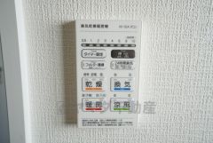 同仕様写真。現況と異なる場合は現況を優先します。浴室乾燥機リモコン。