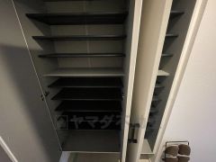 たっぷり収納できるシューズボックスです。家族全員の靴がきれいに整頓できます。