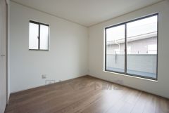 バルコニーに面していて日当たりがよく、寝室としての利用もおすすめです＾＾
