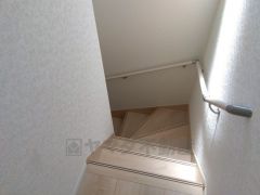 小さなお子様やご高齢の方にも配慮された手摺り付き階段です。