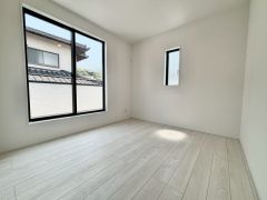 主寝室としてお使いいただけそうなこちらのお部屋は、日当たりが良く、爽やかな風を感じて起きる朝は、快適生活の始まりに。