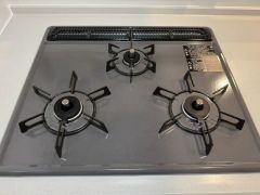 3種類の料理が同時に調理できる、3口ガスコンロ。忙しい夕食の支度時間が短縮できて効率よくお料理が楽しめます。