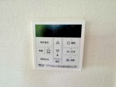 お湯張り、追い炊き、温度調節がボタンで楽々操作できる給湯器リモコンです＾＾忙しい夕飯の準備の時間帯に重宝しますね。