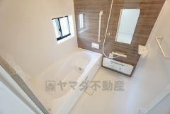 1日の疲れを癒すくつろぎのバスルーム。足を伸ばしてもゆったりと入れるサイズです。お子様と一緒にお風呂に入っても狭くないですね^^