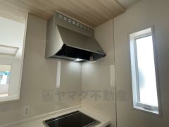 スタイリッシュなレンジフード＾＾調理中に出る湯気や油分などを効率よく外に逃がしてくれます。