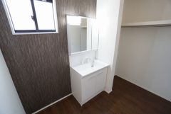 掲載写真は、同一ハウスメーカーの施工事例を使用しています。インテリア・家具等も含め、雰囲気の参考としてご覧ください。実際の物件とは、仕様・設備・色味などが一部異なる場合がございます。