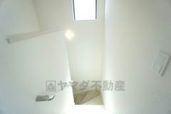 日中でも暗くなりがちな階段には、小窓を配置し採光も考えられたつくり＾＾手摺付きなので安全に上り下りできますね＾＾