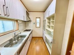 カップボード付きで収納充実　使い勝手の良いシステムキッチン（CGによるイメージとなります。）