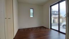 駐車場に面していて日当たりがよく、寝室としての利用もおすすめです＾＾