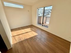 バルコニーに隣接した、洋室です。クローゼット付きなので、お部屋を隅々まで広々とお使いいただけます＾＾