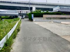 東側側3.9ｍの公道に面しています。