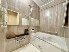 足を伸ばしてもゆったりと入れるサイズです。お子様と一緒にお風呂に入っても狭くないですね＾＾