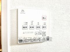 浴室暖房乾燥機には、暖房、乾燥、涼風、換気の4つの機能が付いています。タイマー付きです。換気・雨の日の洗濯も安心です＾＾