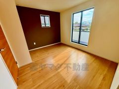 2面採光を確保した明るい室内は、風通しも良く、大変居心地の良い空間となっております。爽やかな風を感じて起きる朝は、快適生活の始まりに。