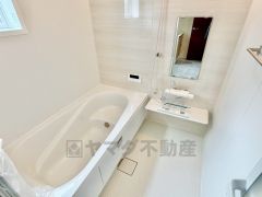 1日の疲れを癒すくつろぎのバスルーム。足を伸ばしてもゆったりと入れるサイズです。お子様と一緒にお風呂に入っても狭くないですね＾＾