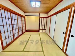 リビング隣には、ホッとできる和室を用意。お子様のお昼寝スペースや書斎としても活躍してくれそうです＾＾