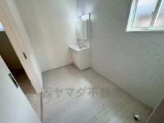 洗面台、洗濯機置き場、バスルームが連なっている、生活導線の考えられた作りになっています。