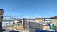 日差しが遮られないように隣家との間に距離を設けています。住宅地ですのでご近所様とコミュニケーション取りやすい距離感が良いですね。