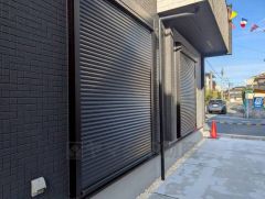 シャッター付き。セキュリティもしっかりしたお家です。