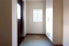 玄関にはシューズボックスとは別に、収納が付いています。