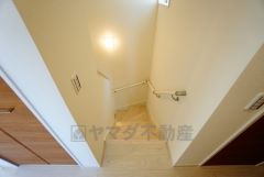 同仕様写真。現況と異なる場合は現況を優先します。リビング階段。