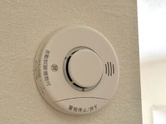 火災による煙や熱を感知して、警報音やブザー等で火災の発生を知らせてくれる火災警報器。