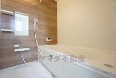 1日の疲れを癒すくつろぎのバスルーム。足を伸ばしてもゆったりと入れるサイズです。お子様と一緒にお風呂に入っても狭くないですね＾＾