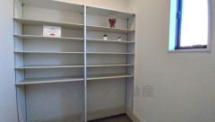 お子様用の遊び道具やアウトドア用品、ゴルフバッグなどの大型の荷物まできっちり収納できる広さのシューズクロークです。