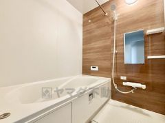 1日の疲れを癒すくつろぎのバスルーム。足を伸ばしてもゆったりと入れるサイズです。お子様と一緒にお風呂に入っても狭くないですね＾＾