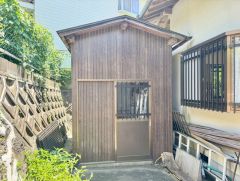 敷地内に便利な屋外物置を設置。アウトドア用品やガーデニング用品、季節物の収納に重宝します。
