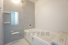 1日の疲れを癒すくつろぎのバスルーム。足を伸ばしてもゆったりと入れるサイズです。お子様と一緒にお風呂に入っても狭くないですね＾＾