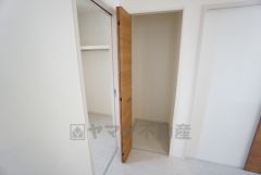 キッチン横にはパントリー付き＾＾食料品はもちろん、長期保存ができるもの、調理器具、防災グッズを入れておくのもいいですね。