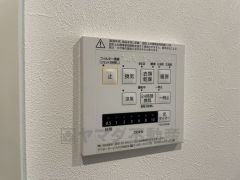 雨の日の洗濯も安心できる浴室暖房乾燥機付き浴室。リモコンで操作もボタン1つで簡単。