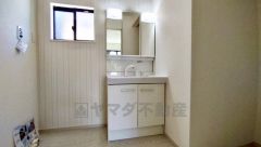 三面鏡にハンドシャワー付きで使いやすい洗面台です＾＾鏡裏と洗面ボウル下に収納付きの洗面台なので、整理整頓ができスッキリと使えます＾＾