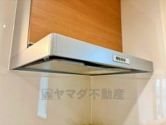 調理により発生する油煙や臭いを吸い込み、屋外へ排気してくれます。