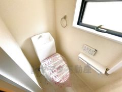 ウォシュレット付きトイレです。1階2階の2ヶ所にトイレがあるので、忙しい朝にもゆとりができますね＾＾ 温水洗浄便座リモコン付き。