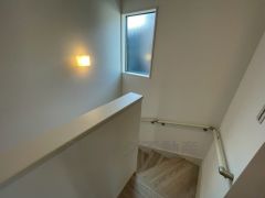 小さなお子様やご高齢の方でも安心できる、手すり付き階段。段差も低めで設定されており、安全性にも優れています。