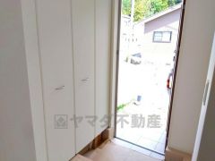 白を基調とした明るい玄関です。大容量のシューズボックスは家族全員の増えがちな靴や物をすっきり収納できます。