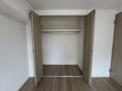 ハンガーパイプと枕棚を備えたクローゼットです。丈の長い衣類や小物まですっきりと収納でき、お部屋を広く使えます。