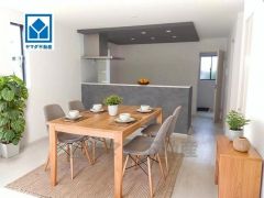 家族が集まる開放的なリビング。思い思いの時間を過ごしたり食事をしたり、素敵な団らんの場になりますね。