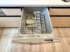 炊事時間を大幅に短縮できる食器洗浄乾燥機付き＾＾食器を洗う手間が減るので家族とのコミュニケーションの時間や自分の時間が増えますね。