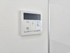 キッチン横からお湯張り、追い炊き、温度調節がボタンで楽々操作できる給湯器リモコンです＾＾忙しい夕飯の準備の時間帯に重宝しますね。