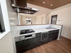 収納も、作業スペースも広々と設けられた使いやすいシステムキッチンです＾＾カウンターキッチンなので、ご家族と会話をしながら楽しくお料理ができます＾＾