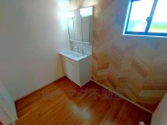 三面鏡つき洗面台。収納も一体型になっているので、ドライヤーやヘアアイロンの置き場に困りませんね。