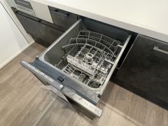食後の時間にゆとりを与えてくれる食器洗い乾燥機。操作ボタンも上面にあるので、腰をかがめずに操作が楽々。