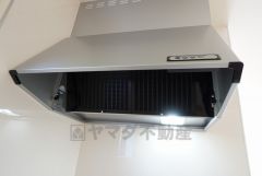 コンロ上には換気扇完備＾＾すぐ横に小窓が設けられているので、換気扇と合わせてWで換気できます＾＾