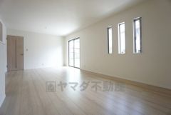 大きな掃き出し窓のあるリビングは、陽光あふれる明るい空間です。ゆったりと寛げる憩いの場となりそうです。
