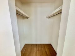 大容量のウォークインクローゼット。季節ごとのお洋服全てを収納できるので、衣替えも楽になりますね＾＾